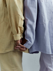 Leinen-Mode Gelbe und ein blaue Hemden und Hosen aus Leinenstoff