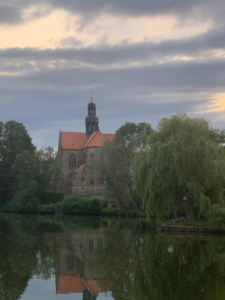 Kloster Marienrode Hildesheim mit See davor 