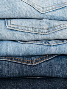 Jeans in verschiedenen Blautönen liegen aufeinander