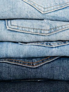 Modeklassiker Jeans Jeans in verschiedenen Blautönen liegen aufeinander