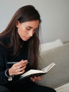 Zeitmanagement im Alltag Junge Frau schreibt in ihren Terminplan