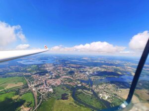 Die Aussicht aus dem Cockpit eines Segelflugzeugs bei schönem Flugwetter