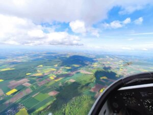 Ausblick aus einem Segelflugzeug, das über Hildesheim fliegt