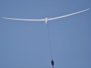 Segelflugzeug wird von der Winde in die Luft gezogen