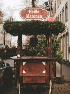 Weihnachtlicher Stand mit heißen Maronen