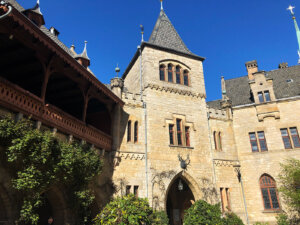 Schloss Marienburg Innenhof mit Blick auf die Turmspitze