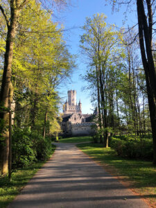 Schloss Marienburg Landkreis Hildesheim Weg mit Blick auf das Schloss Marienburg