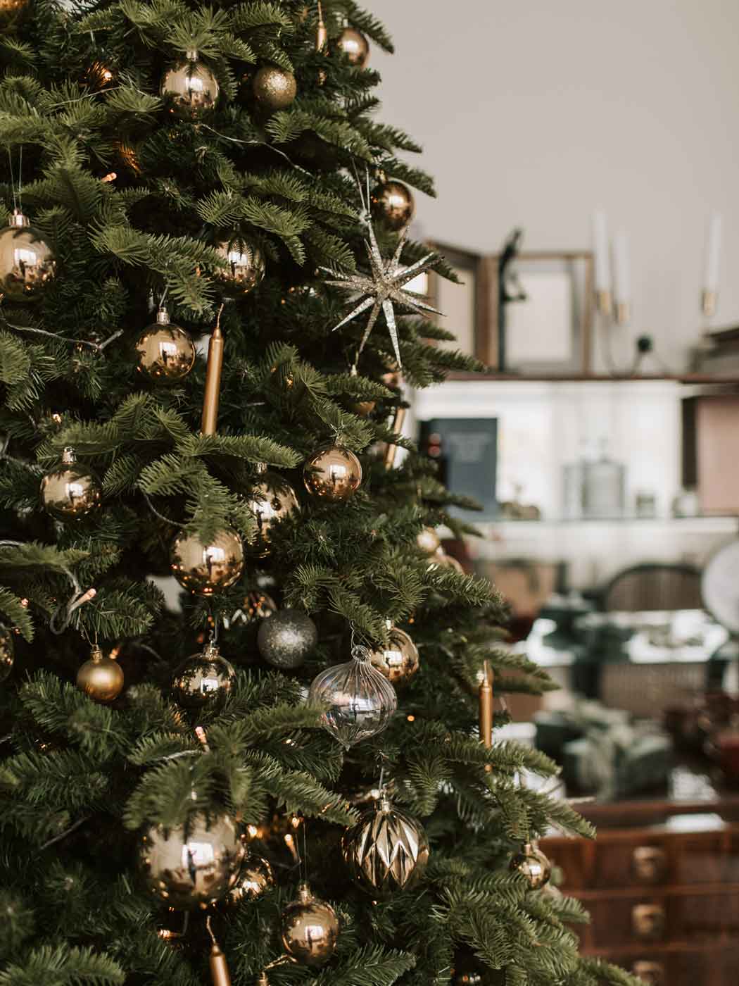 Geschmückter Weihnachtsbaum in Silber und Gold