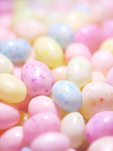 Süßigkeiten in Eiform und hellen Pastellfarben