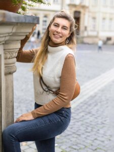 Damen Pullunder Lagenlook Junge Frau trägt Jeans, Pullunder und Rollkragenpullover