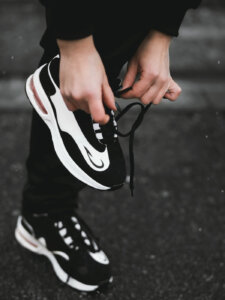Wintertief entkommen Sport Laufschuhe werden geschnürt