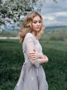Damen Kleid Konfirmation Junge Frau mit fliederfarbenem Kleid