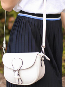 Konfirmation Gast Accessoires Detailbild einer kleinen weißen Handtasche