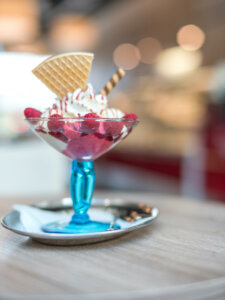 Fokus auf einen Eisbecher