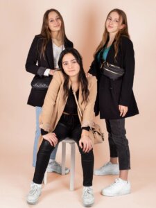 Young Fashion Lieblingsmarken Drei junge Frauen, die junge Mode tragen