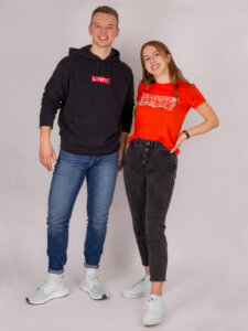 Junger Mann und junge Frau in Levis Kleidung