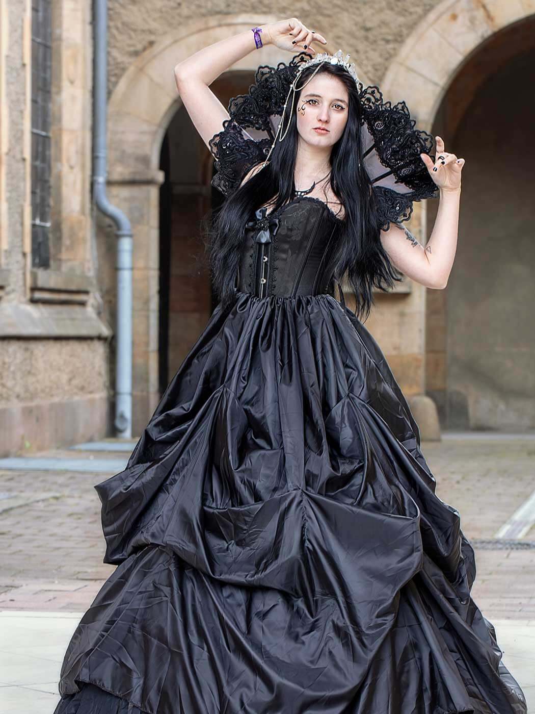 Gothic Frau im schwarzen Kleid