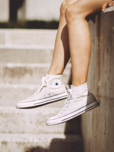 Damen Schuhtrends 2022 Detailaufnahme von hellen Converse Chucks
