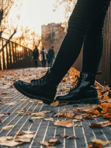 Herbst Trend Combat Boots Schwarze Schnürstiefeletten im Herbstlaub