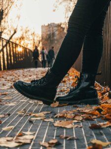 Schwarze Schnürstiefeletten im Herbstlaub