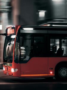 Ein roter Bus fährt in der Nacht