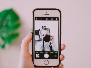 Selfie machen Winkel Smartphone mit geöffneter Kamera App