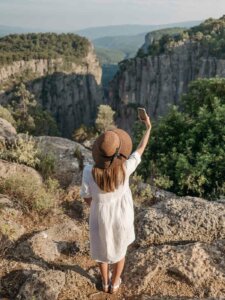 Selfie Natur Frau im weißen Kleid macht Selfie in den Bergen