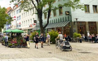 Menschen in der Hildesheimer Fußgängerzone