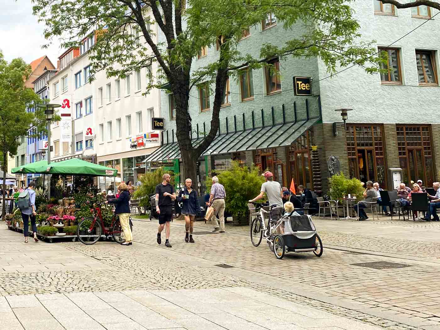 Menschen in der Hildesheimer Fußgängerzone