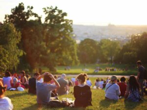 Viele Menschen sitzen im Park