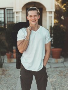 Herren Shirt V-Ausschnitt Junger Mann trägt weißes Shirt mit v-förmigem Halsausschnitt