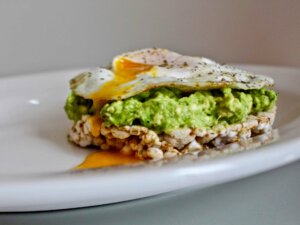Schnell zubereitet gesund Reiswaffel mit Aufstrich und Spiegelei