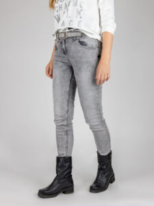 Damen Schuhtrends Herbst 2022 Gesichtslose Frau trägt graue Jeans und schwarze Stiefel