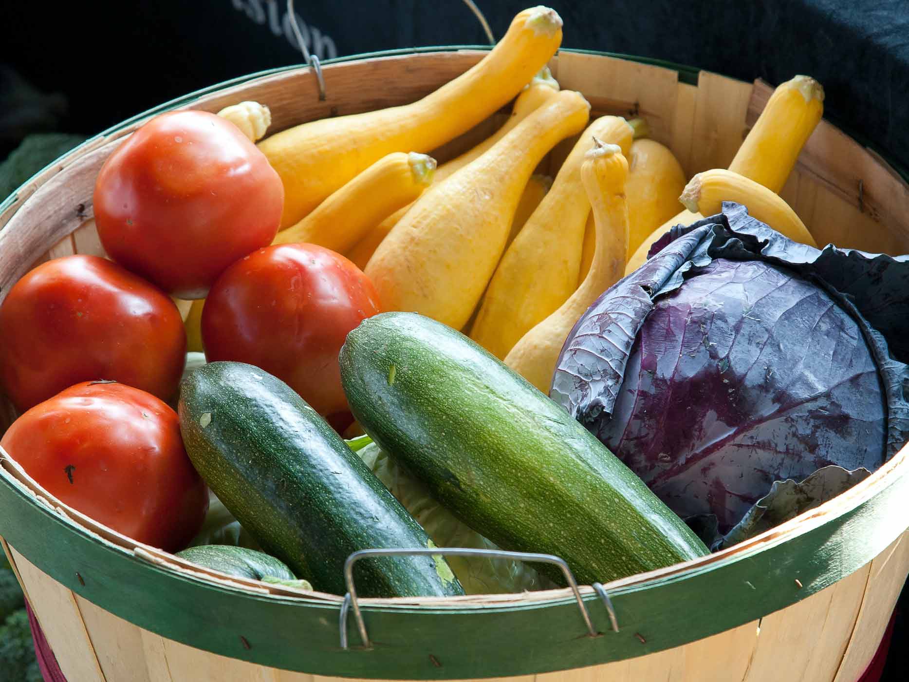 Unverpacktes Obst und Gemüse in einem Korb