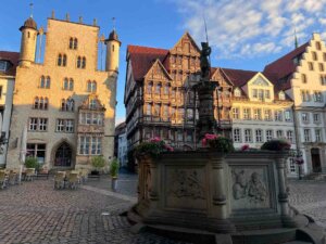 Blick auf den Hildesheimer Marktplatz und den Brunnen