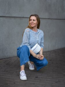 Trend weite Hosen Frau mit verkürzter Easy Kick Hose