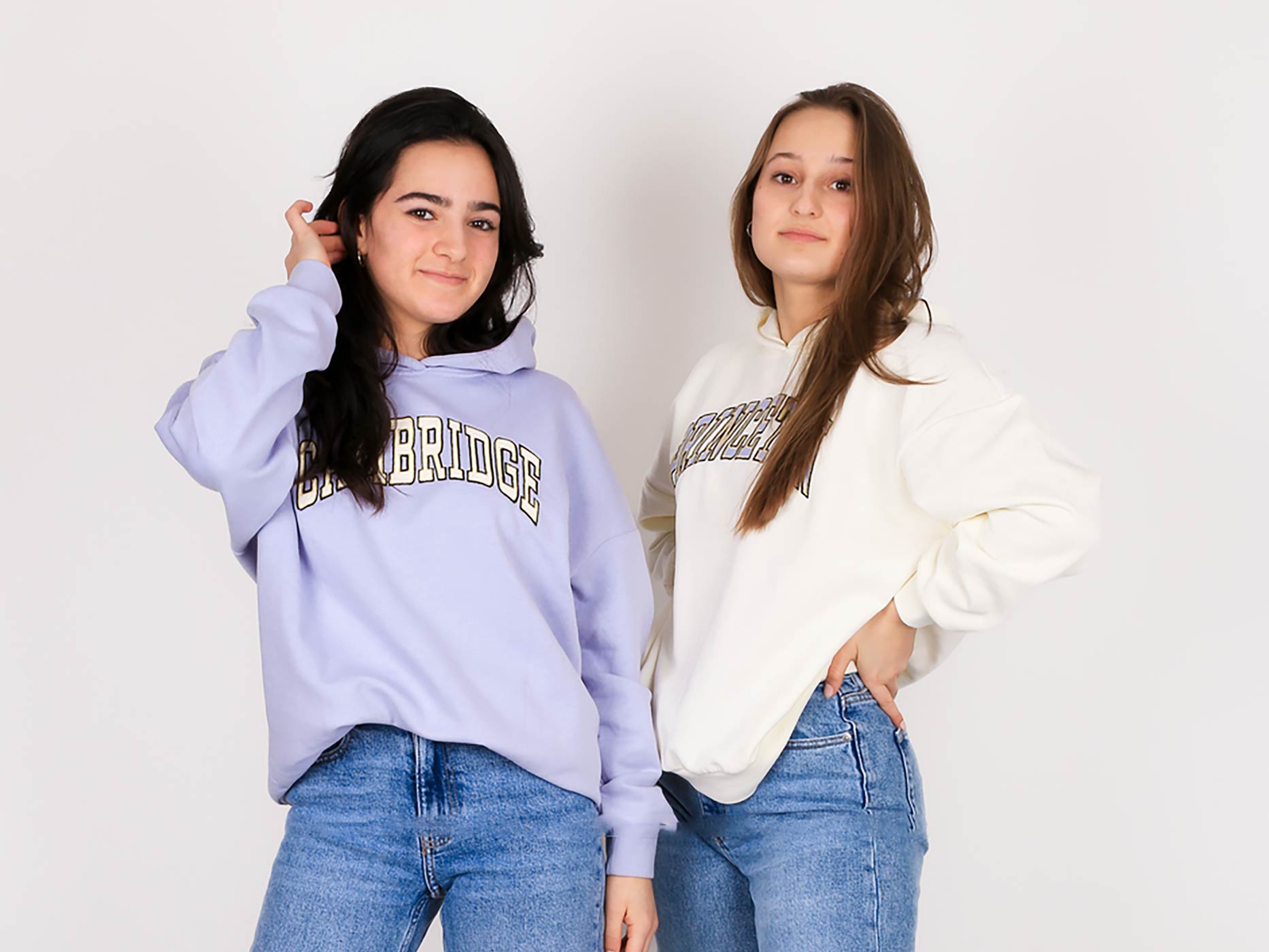 Zwei junge Frauen in einem lila und cremeweißen Hoodie