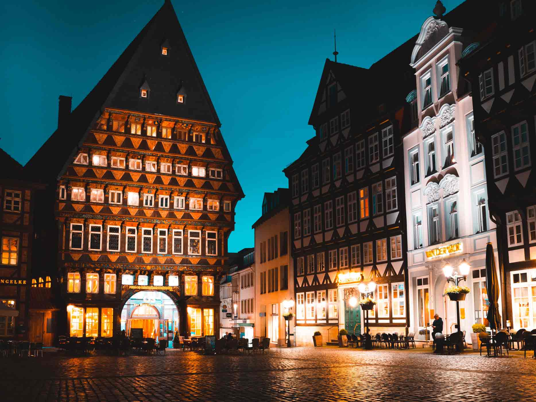 Hildesheim bei Nacht, angestrahlt von Lichtern