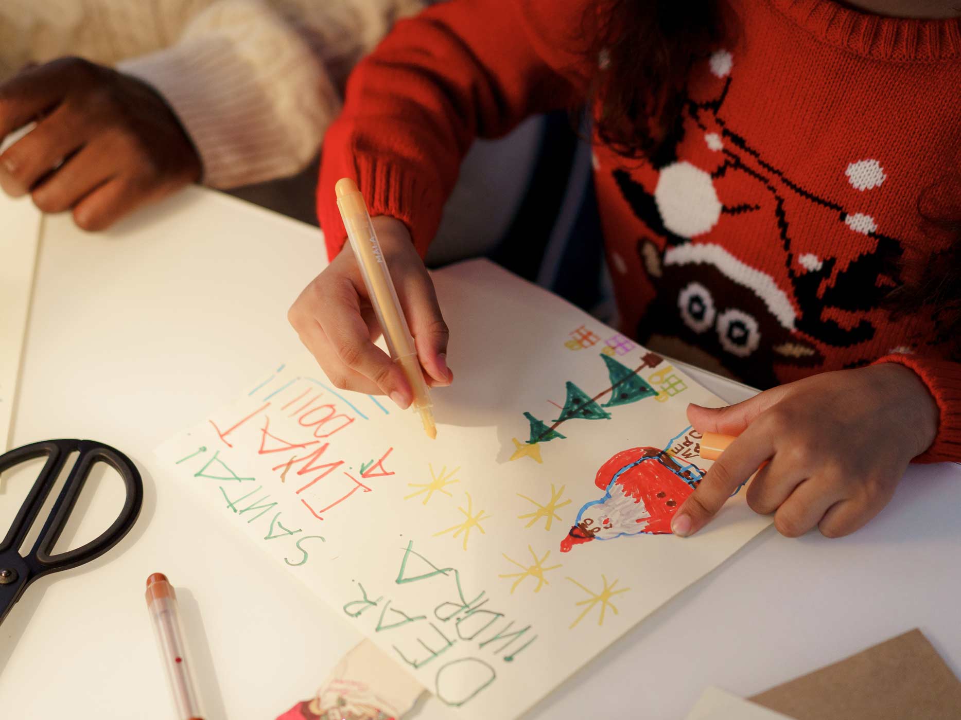 Ein Kind schreibt einen Brief an den Weihnachtsmann