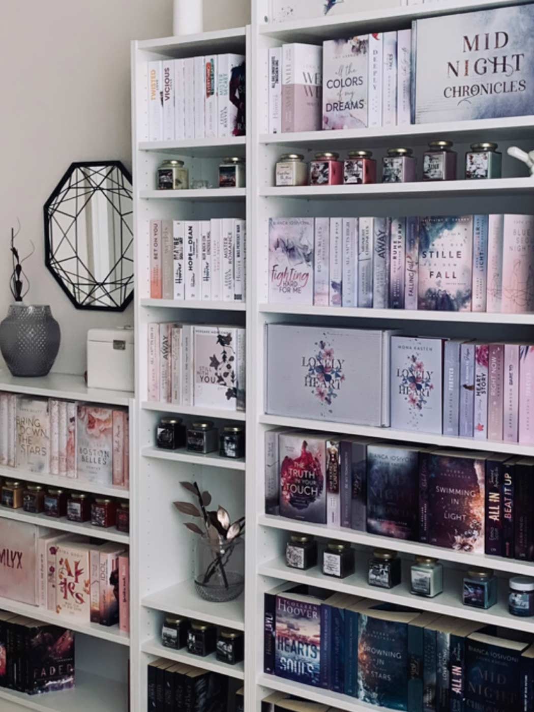 Liebevoll gestaltetes Bücherregal