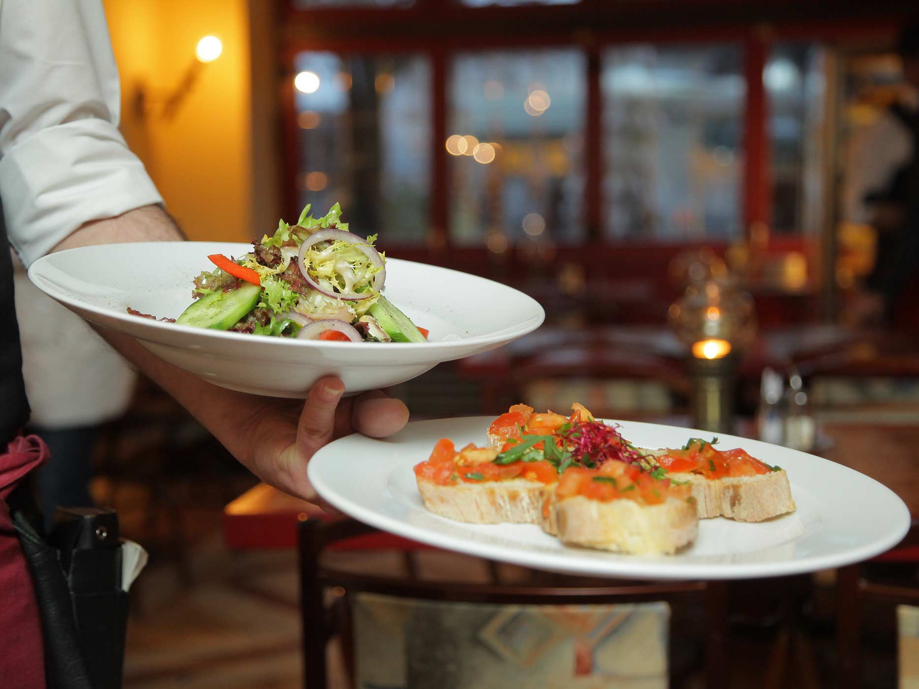 Bruschetta und ein Salat werden in einem Restaurant serviert