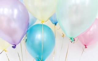 Bunte Luftballons schweben in der Luft