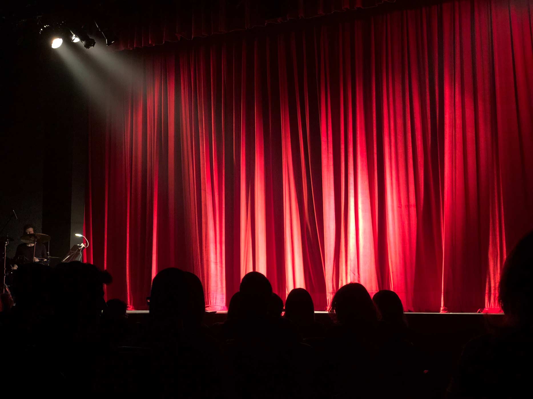 Roter Theatervorhang im Scheinwerferlicht