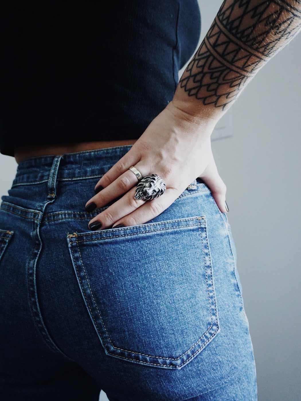 Frauenpo von hinten in einer eng geschnittenen Jeans
