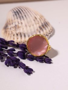 Schmucktrend Boldrings Ein Goldring mit großem Edelstein in einem rosanen Ton