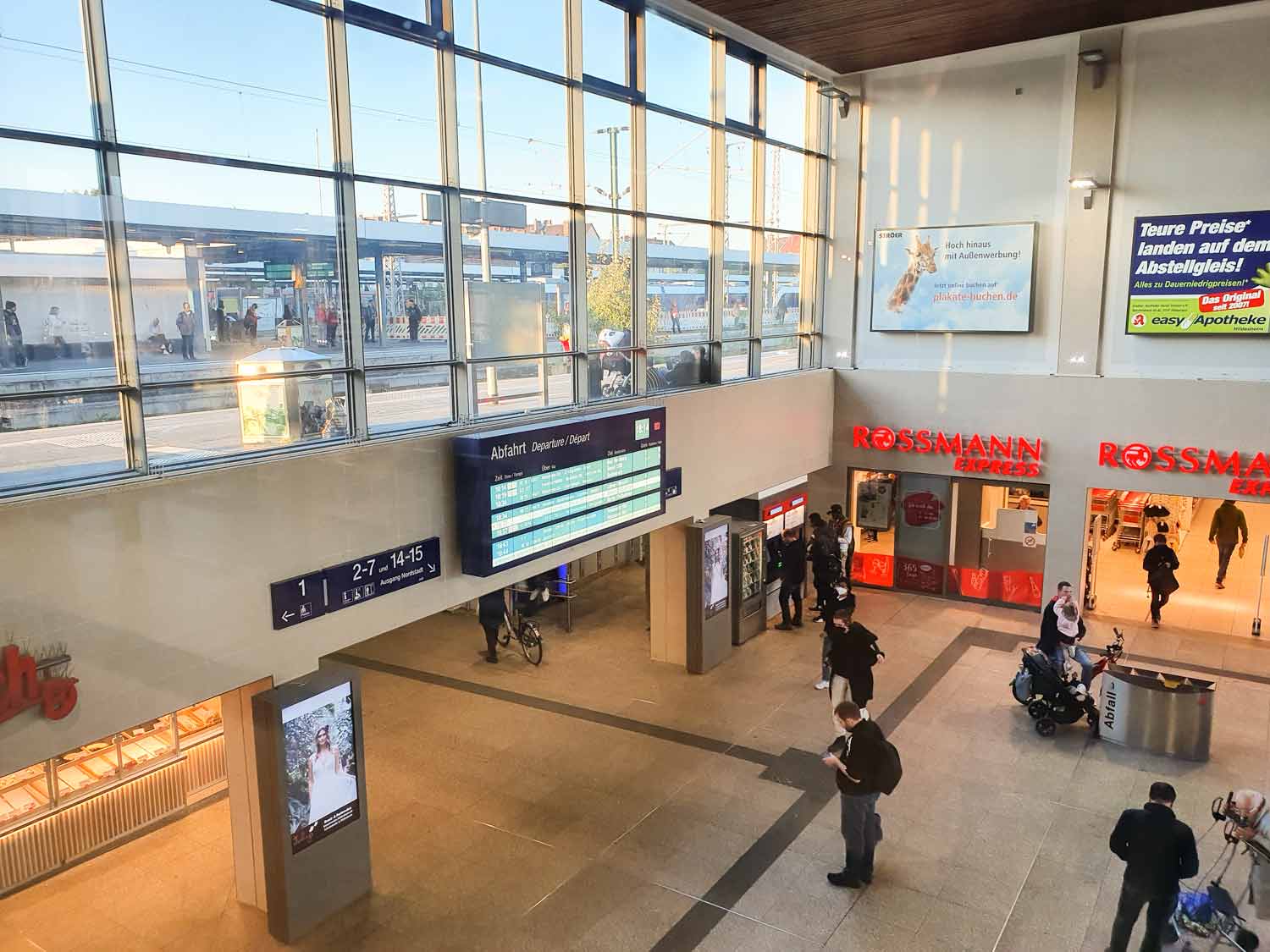 Innenansicht im Hildesheimer Hauptbahnhof auf die Tafel mit den Abfahrten