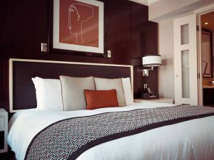 Mit Allergien verreisen Frisch gemachtes Hotelbett