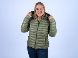 Erfahrungen Wellensteyn Italy Hood Junge Frau trägt die Wellensteyn Italy Hood in Salbeigrün geschlossen und hält die Kapuze