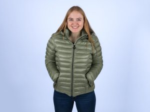 Wellensteyn Damenjacke Italy Hood Junge Frau mit der Wellensteyn Damenjacke Italy Hood in Salbeigrün
