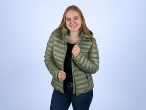 Wellensteyn Italy Hood Junge Frau trägt die Wellensteyn Italy Hood in Salbeigrün offen und lächelt in die Kamera